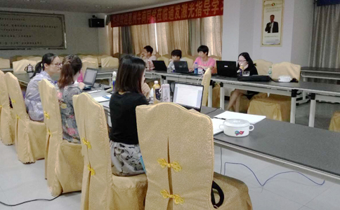  各家的客服美女真是巾幗不讓須眉啊，學(xué)習(xí)工作兩不誤